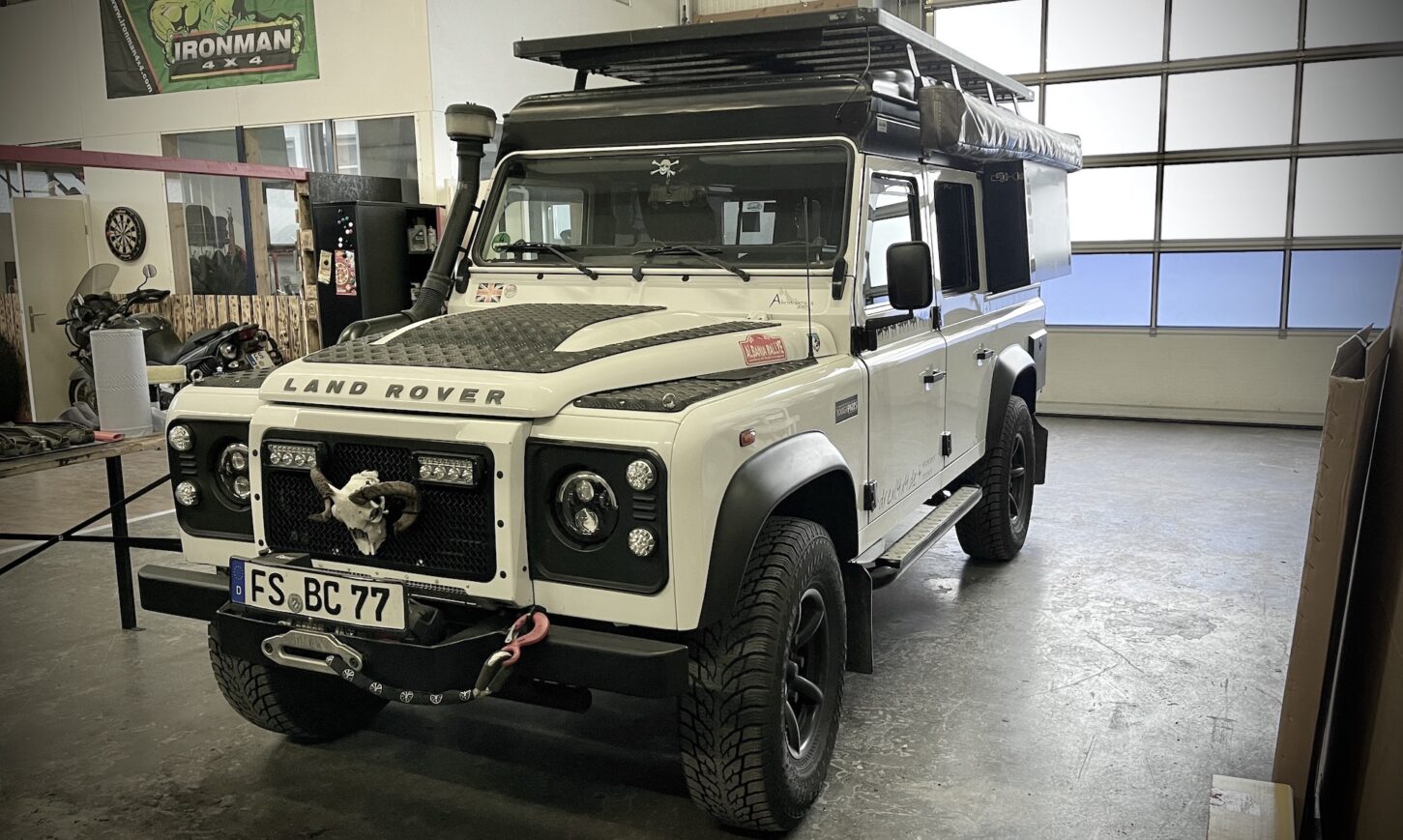 ZU VERKAUFEN: Land Rover Defender 110 Td4 Expeditions- und Weltreisemobil -  69.900 € - explorer Magazin