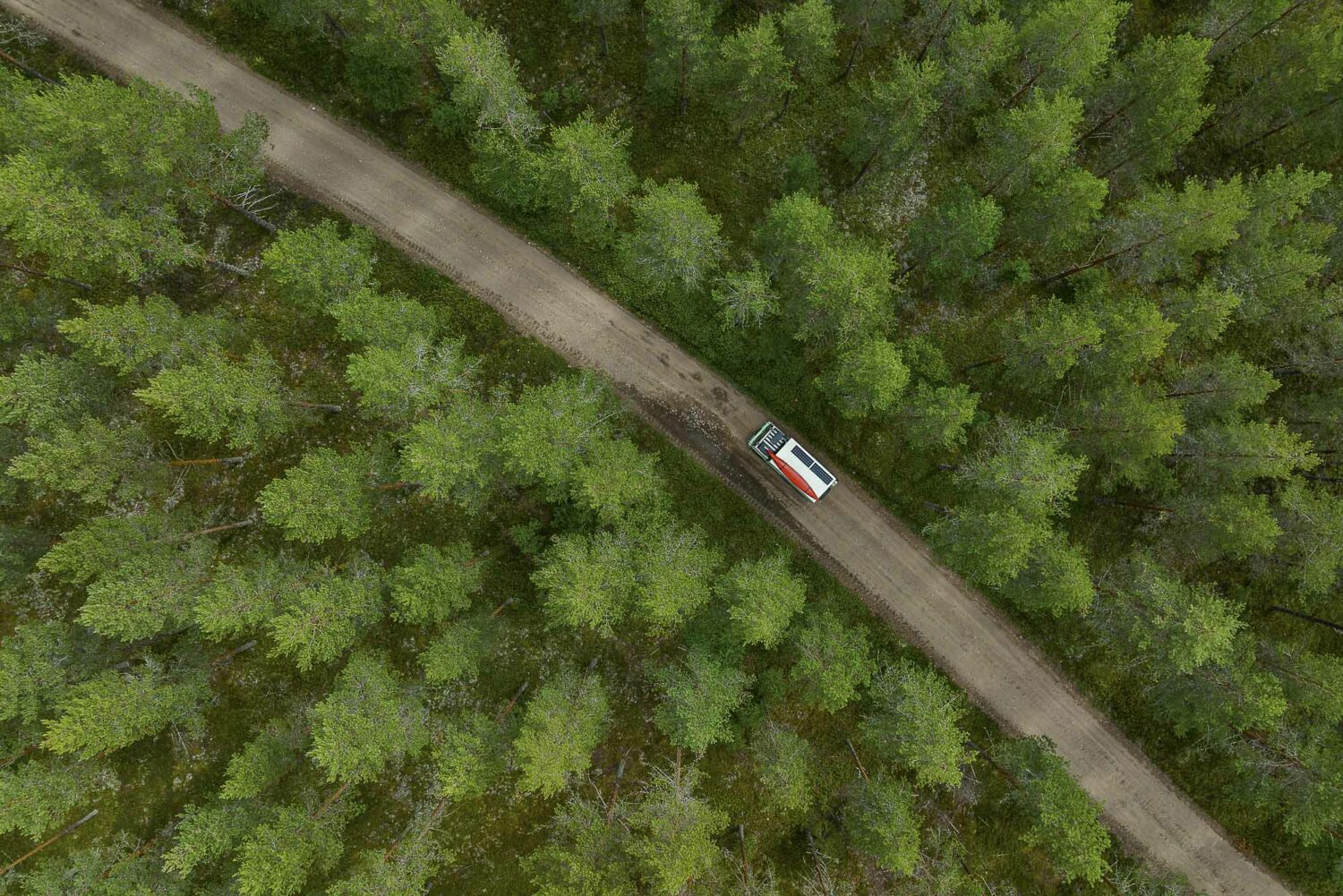 wohnmobil reise durch finnlands wälder
