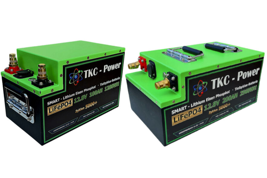 Die zwei Varianten der kompakten Lithiumbatterien von TKC Power haben eine Leistung von 100 bzw. 200 Amperestunden